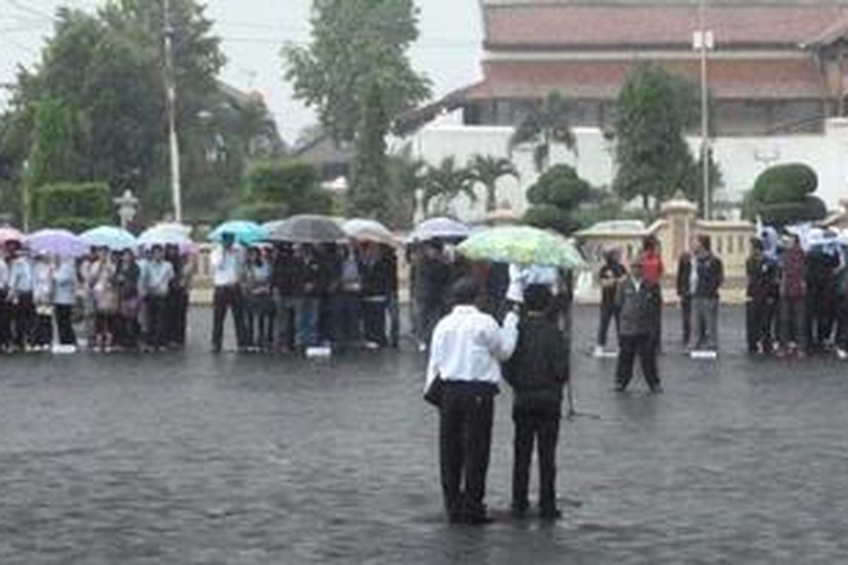 Ratusan buruh yang tergabung dalam Serikat Pekerja Nasional (SPN) menggelar upacara di halaman Kantor Bupati Semarang, Jalan  Diponegoro, Ungaran, Selasa (1/5/2012)  