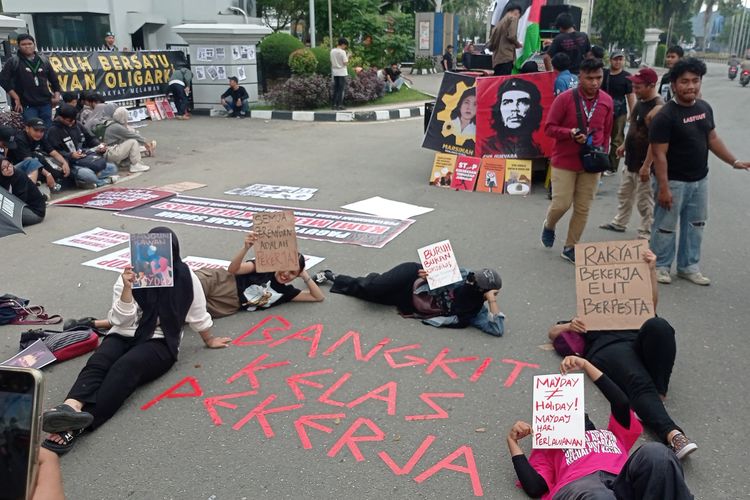 May Day, Buruh hingga Jurnalis Gelar Aksi di Depan Kantor Gubernur Kaltim
