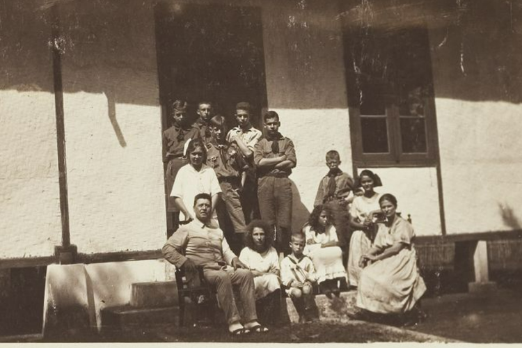 Mayjen Infanteri R. ten Seldam bersama rombongan pramuka dan beberapa anak lainnya di Cisarua dalam foto yang diambil tahun 1921.