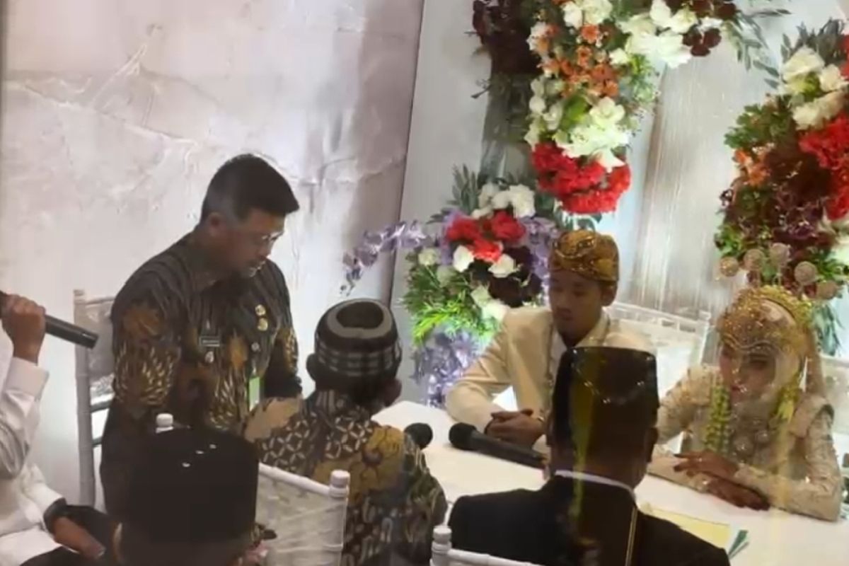 Wali Kota Medan, Bobby Nasution menjadi saksi nikah warga di Balai Nikah Mal Pelayanan Publik, Kamis (23/1/2025)