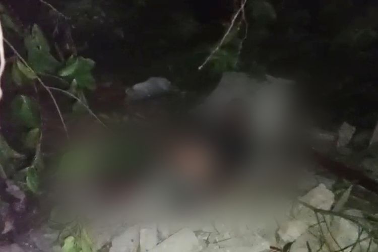 Mayat pria tergeletak penuh luka saat ditemukan di gudang sebuah perusahaan di Makassar, Sulsel, Senin (20/11/2023) malam.