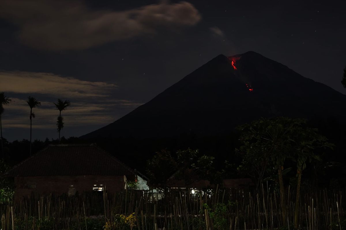 Visual guguran lava Gunung Semeru, Senin (1/12/2025)