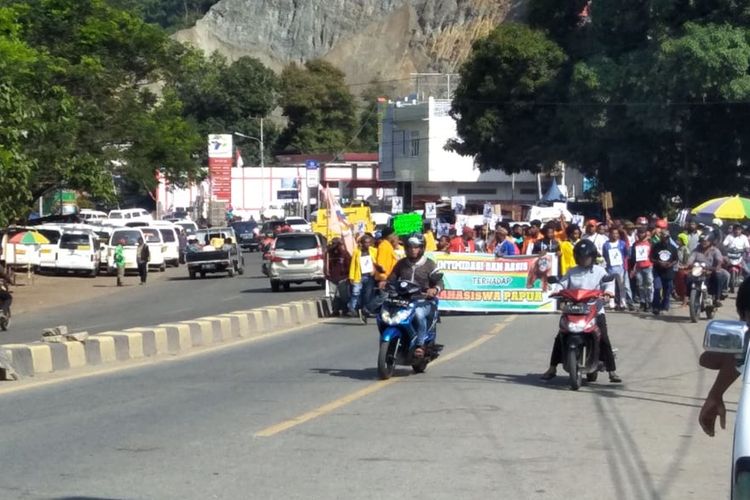 Kumpulan Massa di Expo Waena, Distrik Heram, Kota Jayapura, Papua yang akan bergabung dengan pendemo lainnya di wilayah Abepura untuk melakukan aksi demonstrasi atas penangkapan mahasiswa Papua di Surabaya, Jawa Timur (19/08/2019)