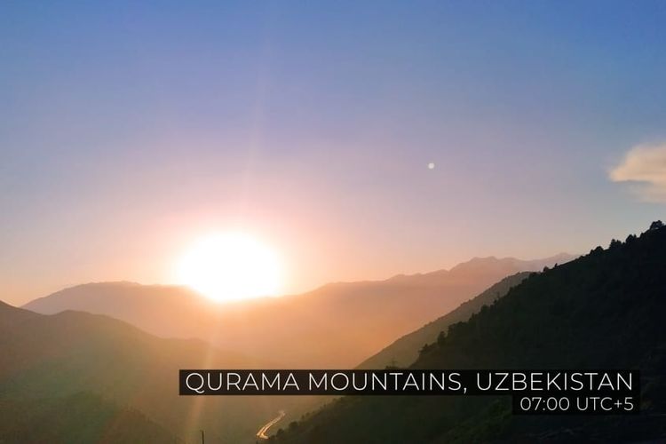 Matahari terbit di Pegunungan Qurama, Uzbekistan