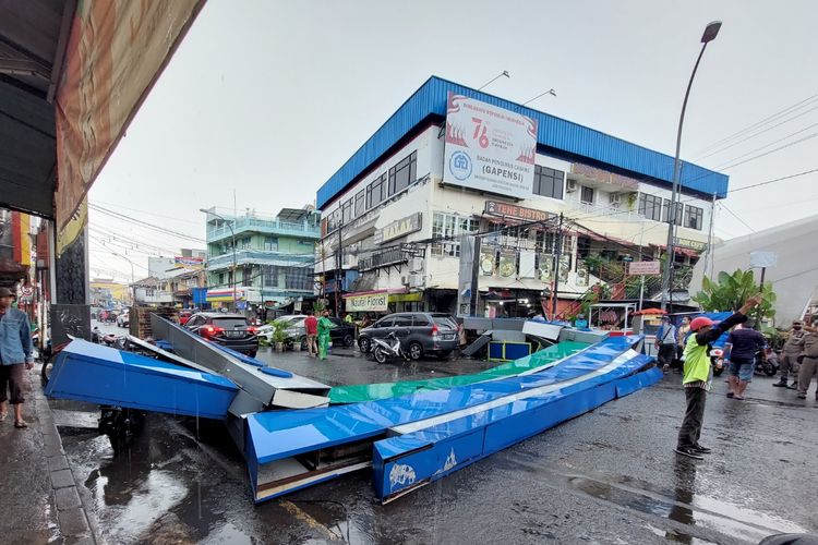 Suasana gapura di Wisata Kuliner Pasar Lama, Kota Tangerang, roboh akibat hujan deras dan angin kencang, Kamis (23/12/2021) siang.