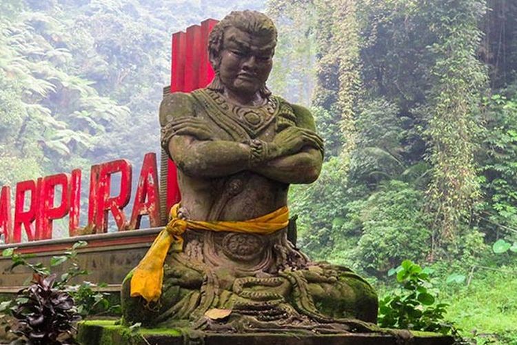 Patung Mahapatih Gajah Mada yang menyambut pengunjung begitu sampai di kawasan Air Terjun Madakaripura.