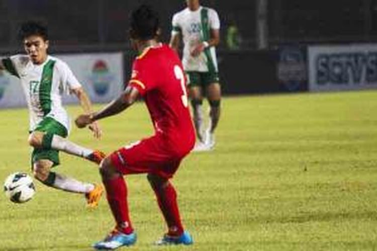Pemain tim nasional Indonesia U-19, Paulo Oktavianus Sitanggang berusaha melewati pemain Myanmar pada laga ujicoba di Stadion Utama Gelora Bung Karno, Jakarta Selatan, Rabu (7/5/2014). Pada pertandingan ini timnas Indonesia U-19 kalah dengan skor 1-2. 