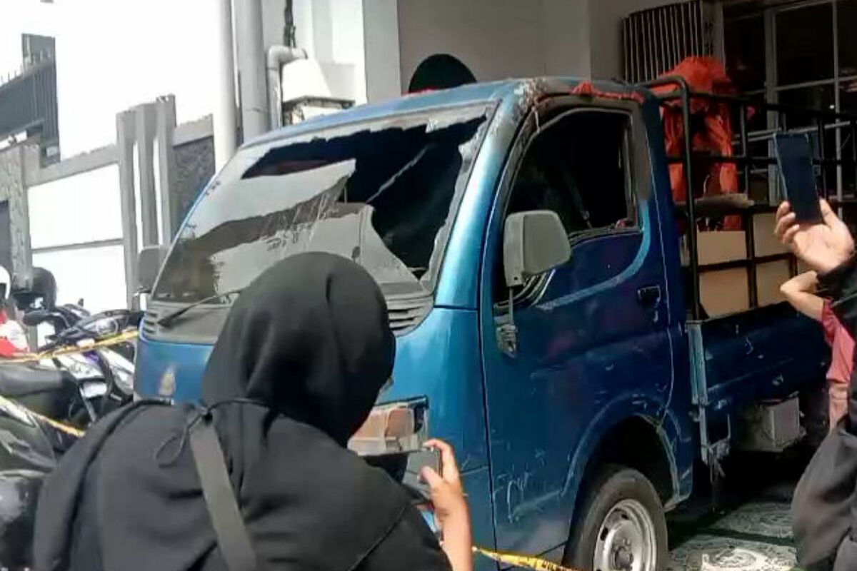 Kondisi mobil pikap di Jalan Majapahit, Kota Blitar, yang dibakar oleh pengemudi ojok online bernama inisial DS (33) pada Sabtu (17/5/2025) pagi