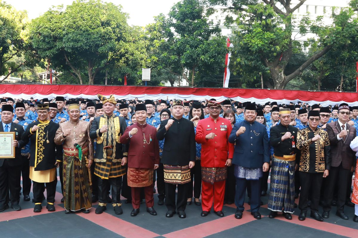 Segenap Aparatur Sipil Negara (ASN) Kementerian Dalam Negeri (Kemendagri) dan Badan Nasional Pengelola Perbatasan (BNPP) berfoto bersama usai mengikuti upacara peringatan Hari Ulang Tahun (HUT) ke-80 Republik Indonesia (RI) di Plaza Gedung A, Kantor Pusat Kemendagri, Jakarta, Minggu (17/8/2025).
