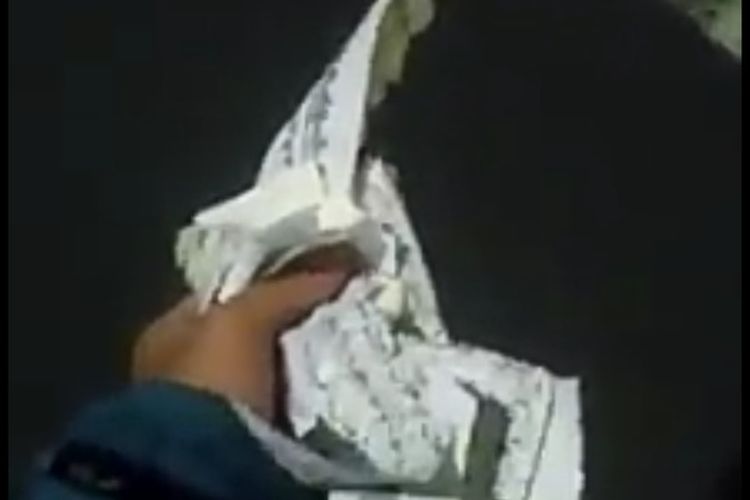 Tampak sobekan al Quran tengah di pungut oleh seorang pria yang merekam video tersebut.