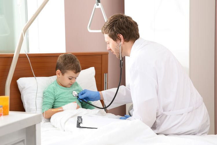 Ilustrasi dokter memeriksa kesehatan jantung anak. Covid-19 bisa menyebabkan kerusakan jantung pada anak dengan sindrom peradangan multisistem (MIS-C).