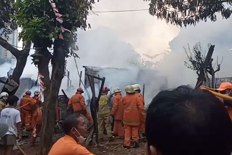 Pemadam memadamkan api yang melalap sejumlah rumah di kawasan padat penduduk di Jalan KH. M. Naim III RT 001 RW 010, Cipete Utara, Kebayoran Baru, Jakarta Selatan pada Minggu (28/8/2021) pagi.