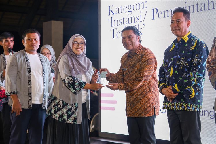 Penjabat (Pj) Gubernur Banten Al Muktabar meraih Ekonomi Bisnis dan Pariwisata (Ekbispar) Award 2024 Provinsi Banten di Hotel Aston Serang, Jumat (1/3/2024).
