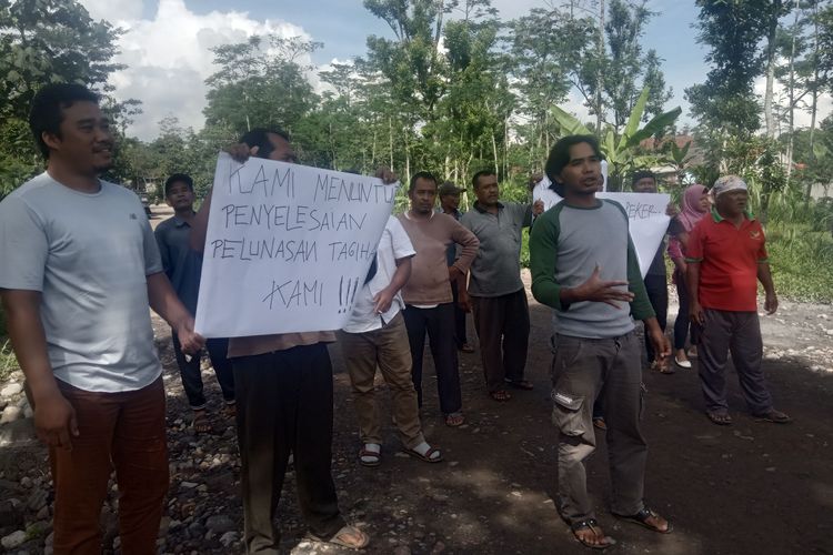 Warga Dusun Tetep, Randuacir, Argomulyo Salatiga memblokir jalan ke PT.CKI.