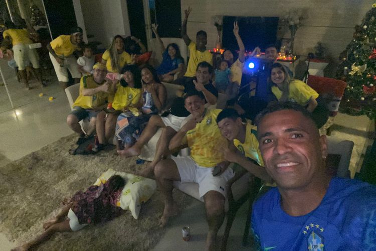 Pemain Madura United Beto Goncalves foto bersama saat nonton bareng Piala Dunia 2022 Qatar, Brasil melawan Swiss yang berakhir dengan skor 1-0 di Rumahnya Surabaya, Senin (28/11/2022) malam.