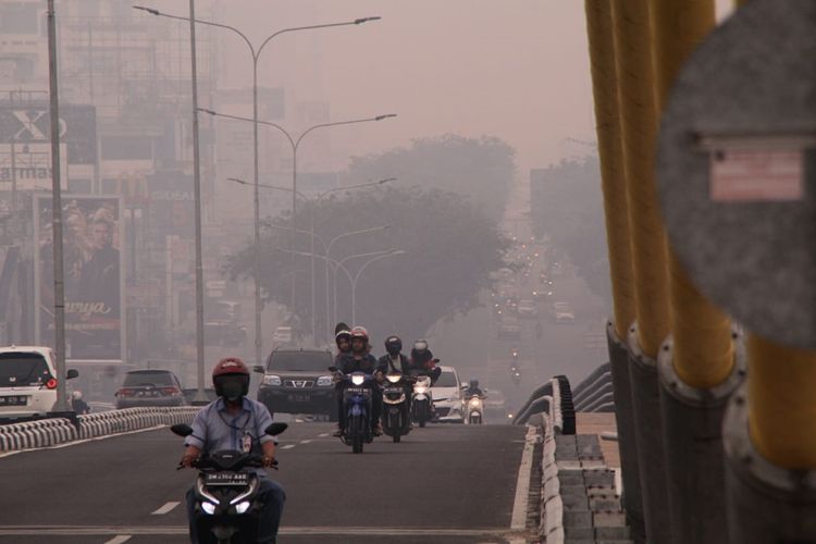 Kabut asap pekat menyelimuti Kota Pekanbaru, Riau, Senin (9/9/2019).
