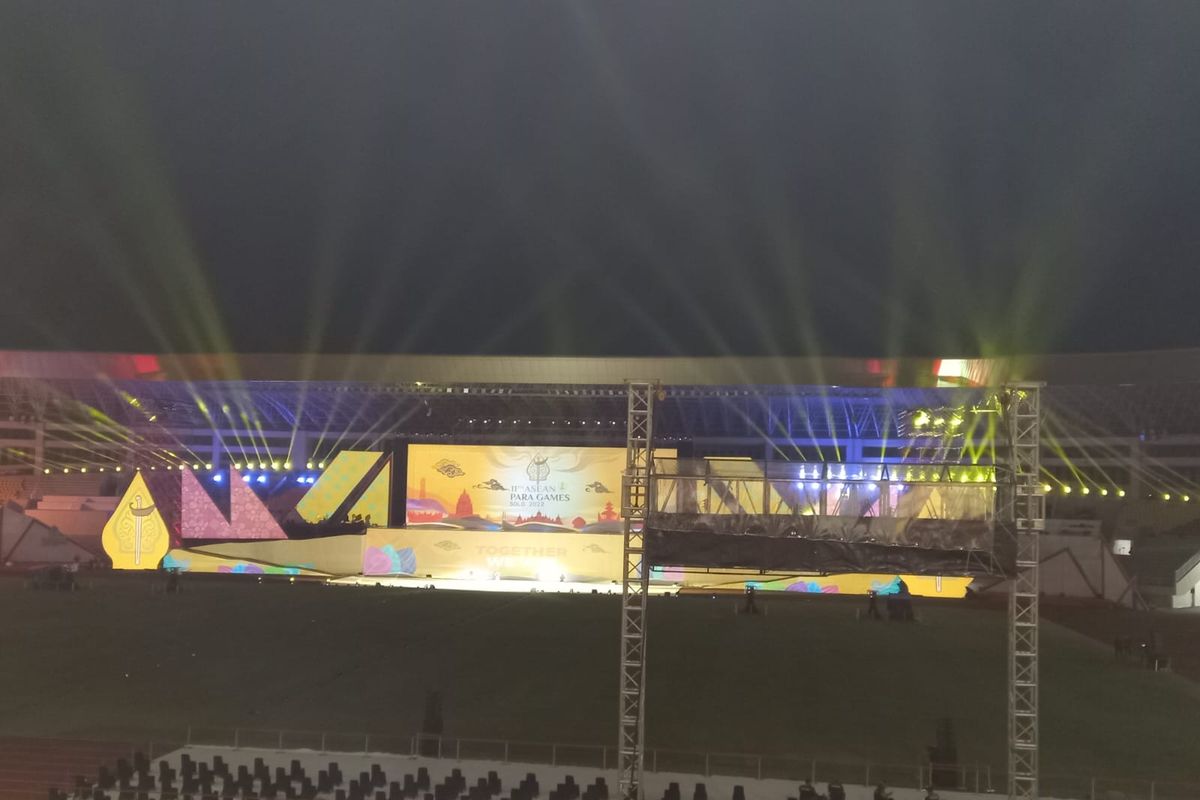 Suasana Stadion Manahan saat closing ceremony ASEAN Para Games 2022, Sabtu (6/8/2022) malam WIB.
