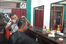 Cerita Tukang Cukur Telanjur Potong Rambut Pelanggan Saat Listrik Padam