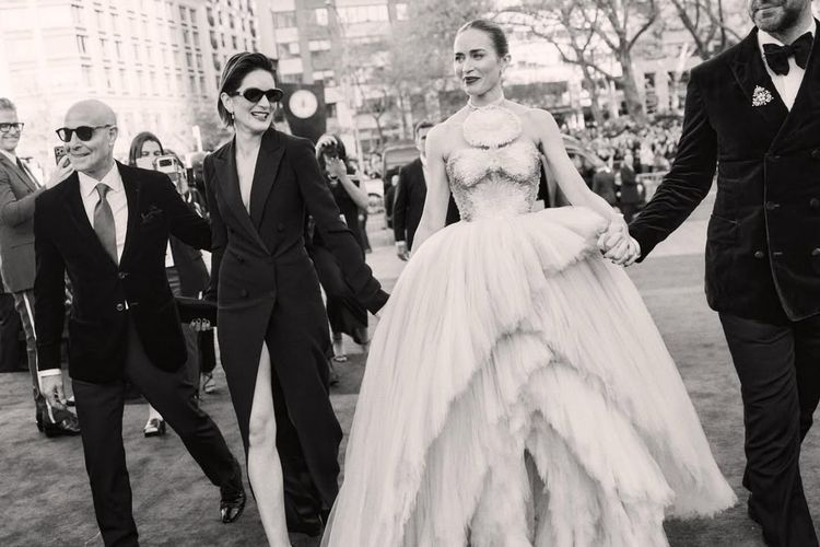 Tangkapan layar akun Instagram Disney @disney. Emily Blunt tampil dengan gaya berbeda di premiere The Devil Wears Prada 2 dengan gaun dramatis dan kalung mutiara yang mencuri perhatian.