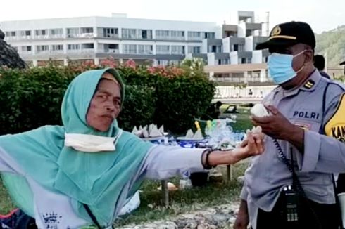 Pakai Bahasa Inggris Saat Berdebat dengan Polisi, Ibu-ibu Pedagang Ini Ternyata Belajar dari Turis