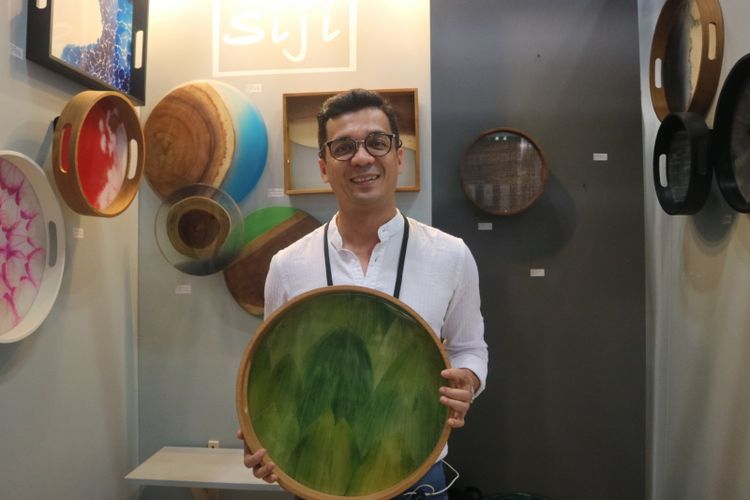 Achmad Kurnia berpose sambil memegang produk buatannya dengan merek Siji saat ikut pameran New York Now di Manhattan, kota New York, Rabu (15/8/2018). Siji merupakan kerajinan yang khusus didesain sebagai hiasan interior dengan kelas premium.