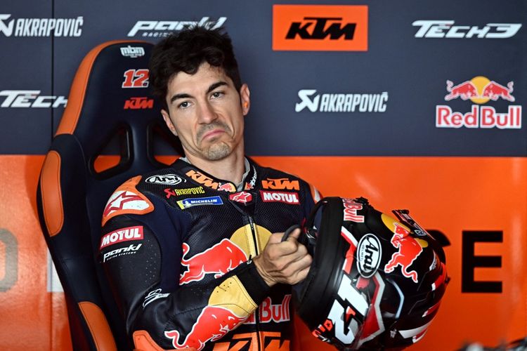 Pebalap Tech3 KTM, Maverick Vinales, dipastikan absen dari sisa rangkaian MotoGP Jerman 2025 dan MotoGP Republik Ceko 2025 pekan depan akibat cedera bahu yang dideritanya dalam sesi kualifikasi MotoGP Jerman 2025, Sabtu (12/7/2025).