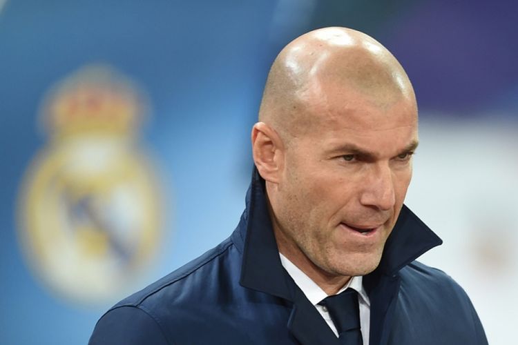 Ekspresi Pelatih Real Madrid, Zinedine Zidane, jelang pertandingan Liga Champions melawan Napoli pada 7 Maret 2017.  