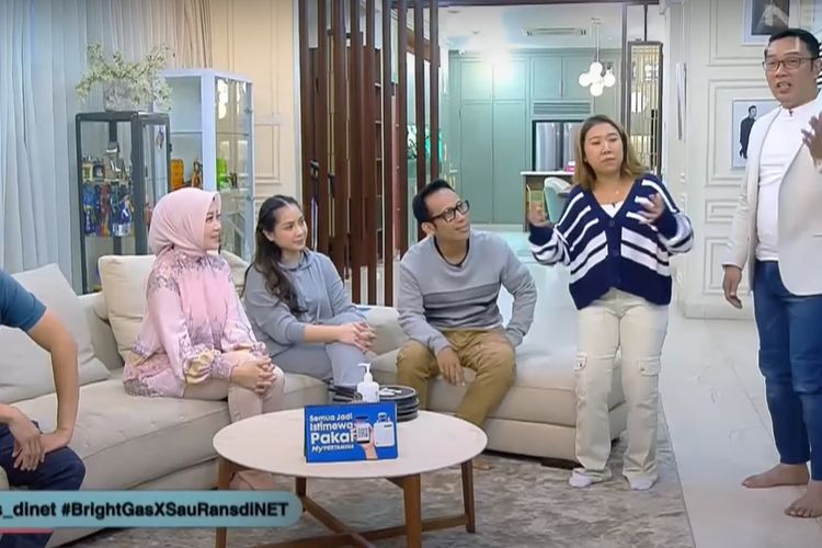 Gubernur Jawa Barat Ridwan Kamil me-roasting komika Kiky Saputri di acara Sahurans NET.TV.