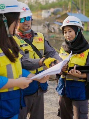 Perempuan pekerja proyek konstruksi IKN KSO PT PP (Persero) Tbk dan PT Markinah untuk Paket Sumbu Kebangsaan Tahap I Sisi Barat.