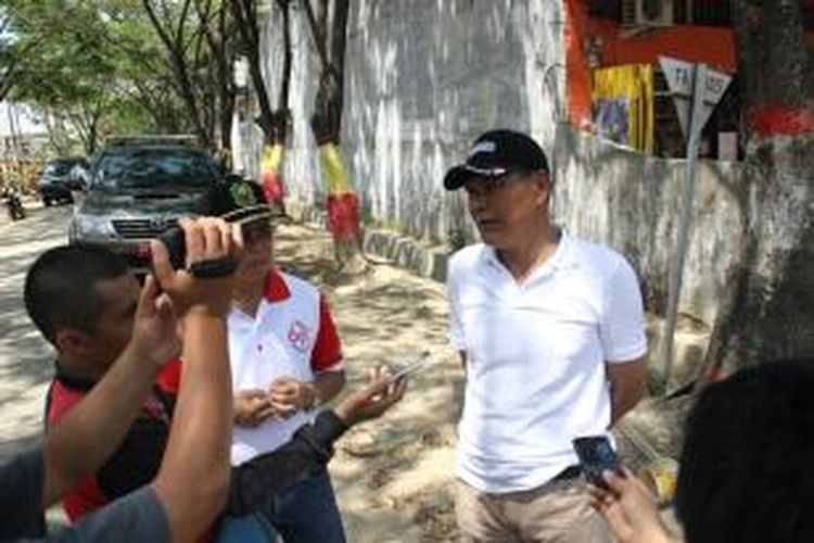 Bupati Kolaka saat member keterangan terkait keputusan DPR RI