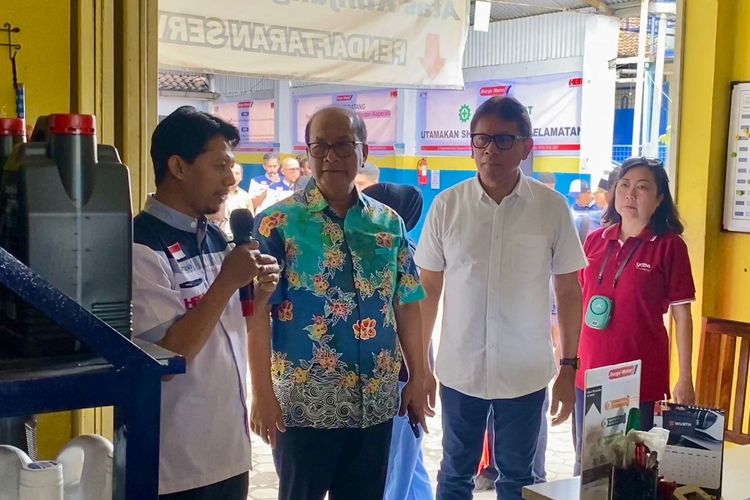 Dalam acara kunjungan ke UMKM Banyumas Binaan Yayasan Dharma Bhakti Astra (YDBA), Sutikno yang kini menjadi penerus bisnis sekaligus pemilik Bengkel Suryo Motor menceritakan kisah membangun bisnisnya.