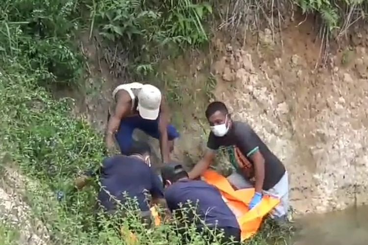 Evakuasi jasad Nasifa (20) di lubang galian batu bata di Pal 6, Kampung Baru , Kecamatan Muara Tembesi, Kabupaten Batanghari, Selasa (27/2/2024).