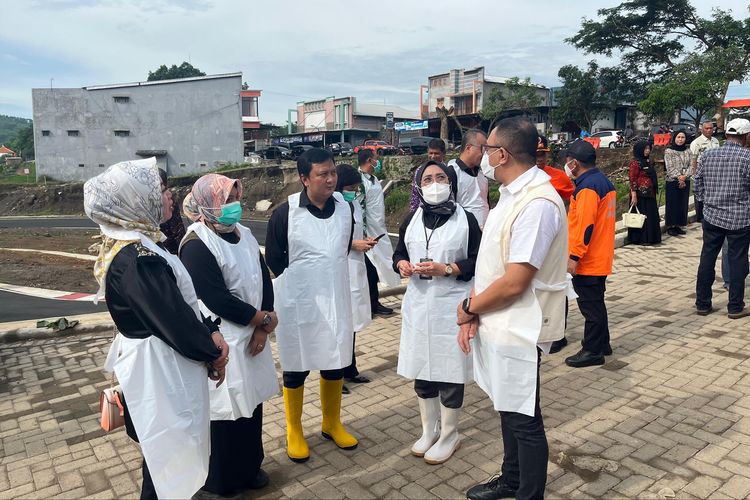 Wakil Ketua DPRD Jawa Timur Deni Wicaksono meninjau dampak wabah Penyakit Mulut dan Kuku (PMK) saat mengunjungi Pasar Parang, Magetan, Kamis (16/1/2025).