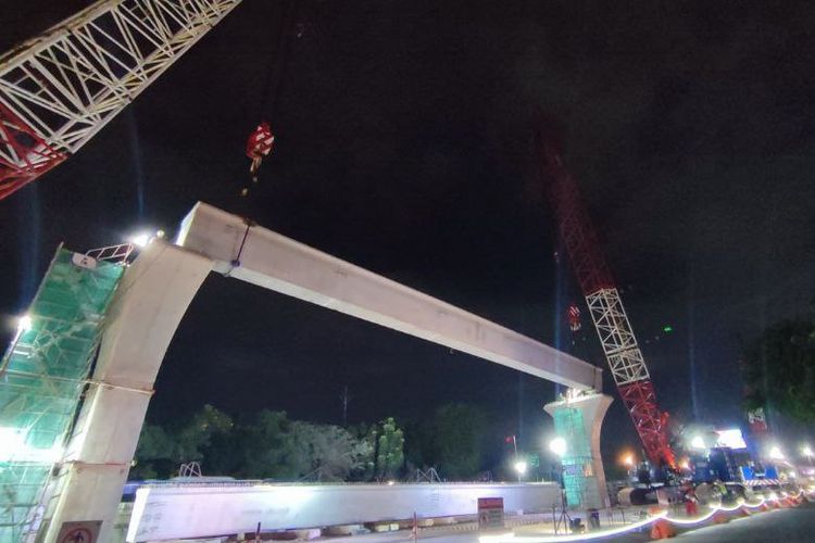 Pengangkatan girder menggunakan dua crawler crane dengan kapasitas masing-masing 275 ton.