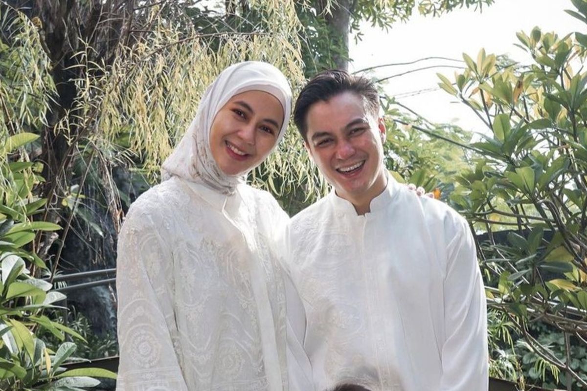 Potret aktor Baim Wong bersama sang istri Paula Verhoeven pada momen Lebaran 2024.