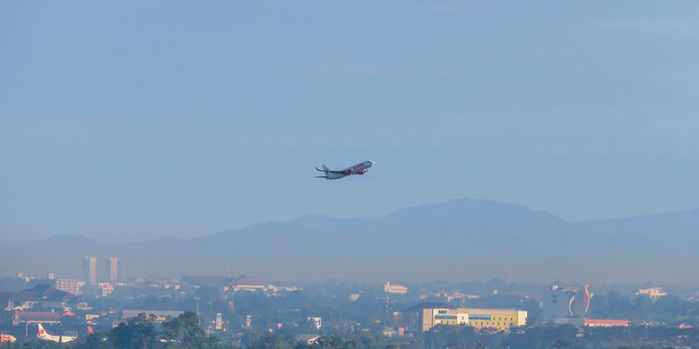 Pesawat yang Lepas Landas dari Bandara Adi Sutjipto