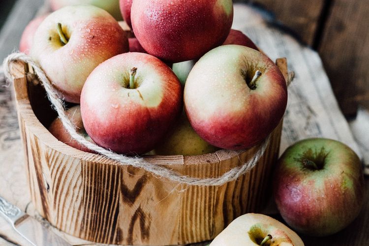 Buah apel bisa menyembuhkan penyakit pencernaan.