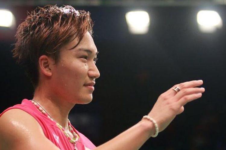 Pemain tunggal putra Jepang, Kento Momota, beraksi saat menghadapi pemain Indonesia, Anthony Ginting, pada babak perempat final BCA Indonesia Open Superseries Premier 2015 di Istora Senayan, Jakarta, Jumat (5/6/2015).