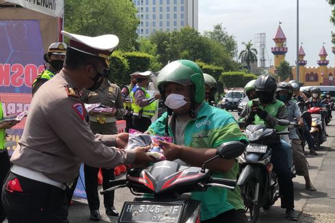 Operasi Patuh Candi di Semarang, Polisi Bagikan Bansos untuk Warga Terdampak Pandemi