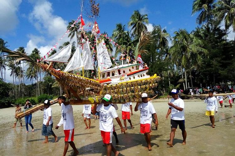 Tradisi suku laut di Bangka Belitung sebagai simbol merawat laut dan keseimbangan atas hasil laut dan darat.