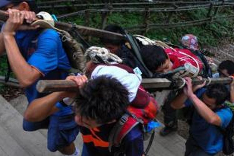 Foto bertanggal 5 Juni 2015 yang dirilis Kementerian Informasi Malaysia di Sabah memperlihatkan tim relawan membantu korban gempa di Gunung Kinabalu yang luka-luka.