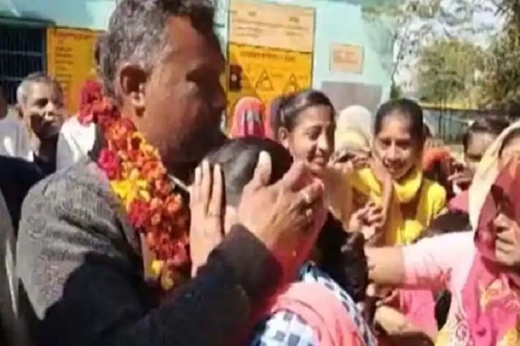 Bhishma Narayan ketika menenangkan salah satu muridnya yang menangis. Seluruh warga desa di Uttar Pradesh, India, begitu sedih saat Narayan, seorang guru, dipindahtugaskan setelah 12 tahun mengajar di desa mereka.