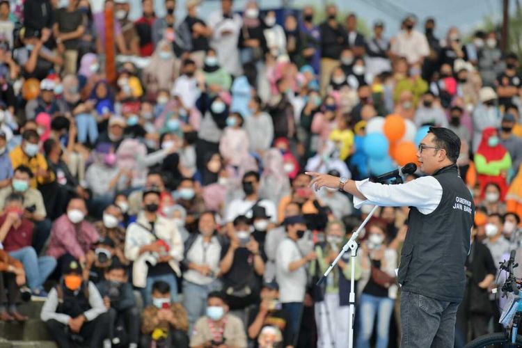 Gubernur Jawa Barat Ridwan Kamil saat memberikan secara simbolis bantuan perbaikan rutilahu untuk lima daerah di Kota Sukabumi, Sabtu (8/1/2022).