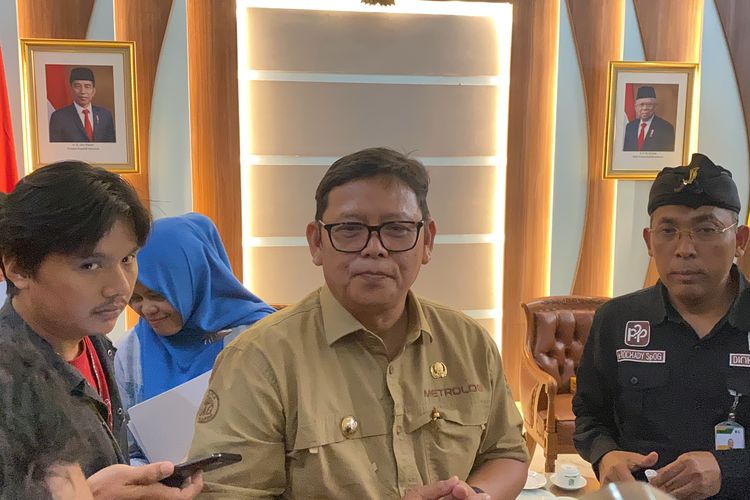 PJ Wali Kota Sukabumi, Kusmana Hartadji (tengah) saat memberikan keterangan pada awak media usai mendengarkan hasil audit di Balai Kota Sukabumi. Kamis (20/6/2024)