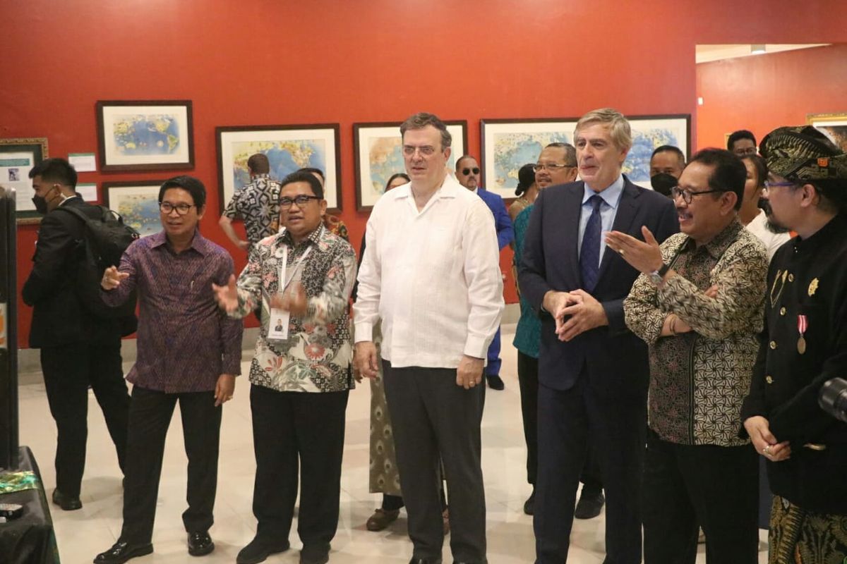 Menteri Luar Negeri Meksiko, Marcelo Ebrard Casaubon didampingi Wakil Gubernur Bali Tjokorda Oka Artha Ardana Sukawati membuka pameran Inauguration of the Exhibition ‘Shapes in the landscape: Covarrubias’ Bali and Mexico South’, Senin (14/11/2022) di Museum Pasifika ITDC Bali, Nusa Dua, Badung, Bali.