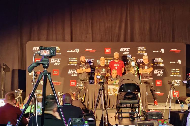 Charles Oliveira (duduk menghadap kamera) berbicara di sesi konferensi pers UFC 280 di Etihad Arena, Minggu (23/10/2022).