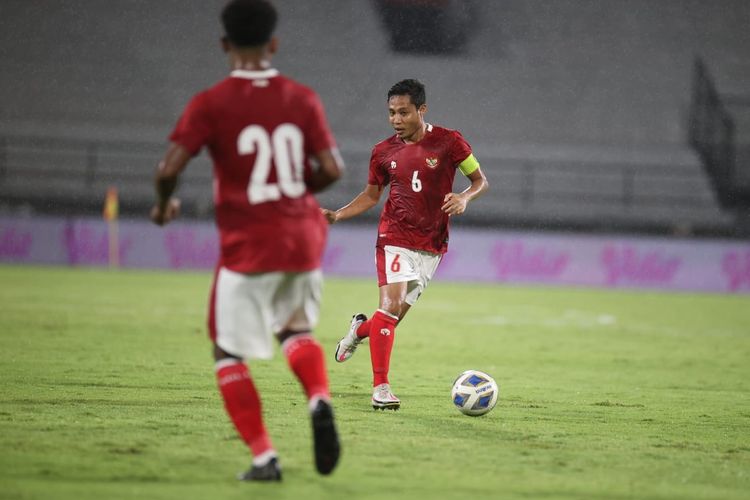 Gelandang tim nasional Indonesia, Evan Dimas, membawa bola dalam pertandingan persahabatan melawan Timor Leste di Stadion Stadion Kapten I Wayan Dipta, Gianyar, Bali, Kamis (27/1/2022).