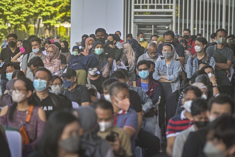 Sejumlah warga antre untuk mengikuti vaksinasi dosis ke-3 di kawasan Gelora Bung Karno (GBK), Jakarta, Sabtu (2/4/2022). Direktorat Reserse Khusus Polda Metro Jaya mengadakan vaksinasi COVID-19 dosis ke-3 atau booster yang diperuntukan bagi masyarakat umum dengan kuota 500 dosis per hari dan berlangsung hingga 3 April 2022.