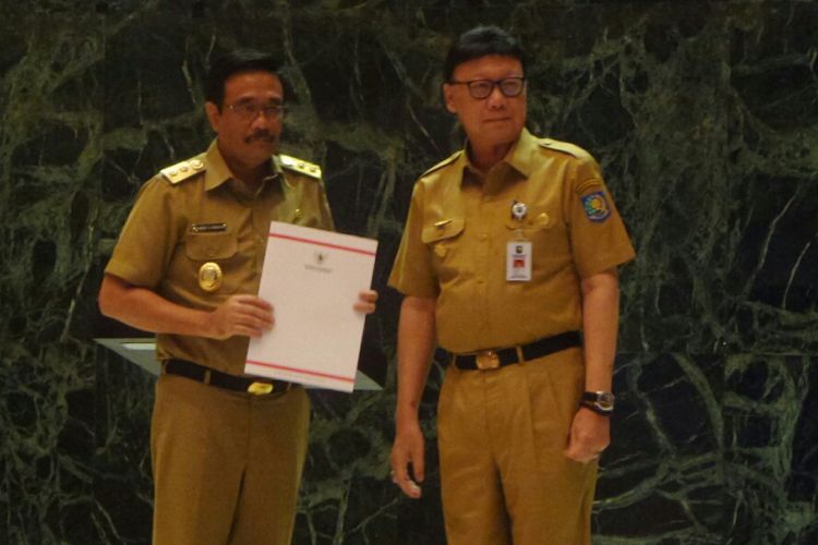 Wakil Gubernur DKI Jakarta Djarot Saiful Hidayat menerima surat tugas sebagai Plt Gubernur DKI oleh Mendagri Tjahjo Kumolo di Balai Kota, Selasa (9/5/2017). 