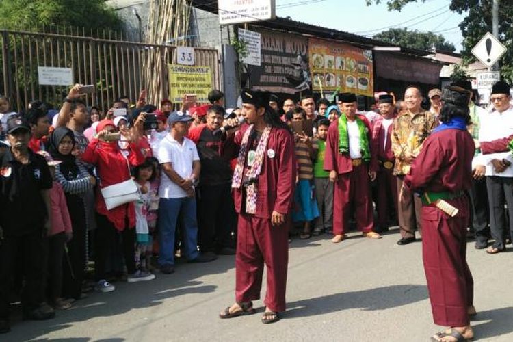 Aksi palang pintu membuka acara Festival Condet di Jalan Raya Condet, Balekambang, Kramatjati, Jakarta Timur, Sabtu (30/7/2016).